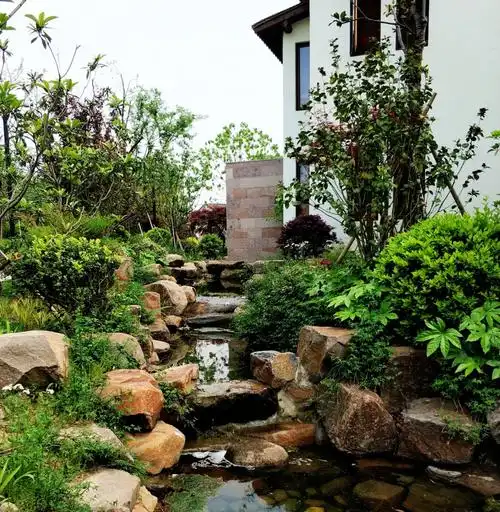 小溪流水,鲜花盛开,绕着一幢幢别俱一格疗养庭院