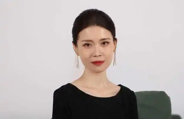 丁嘉丽之女胡琳娜在父母离异的阴影中长大今36岁不敢结婚