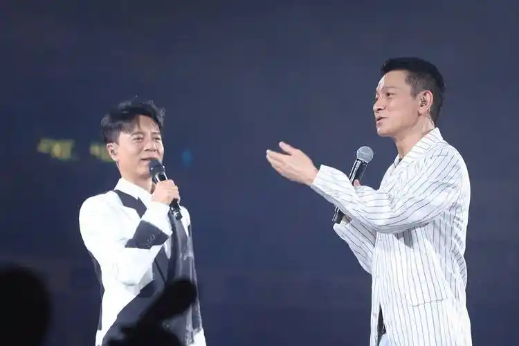 刘德华现身红馆,网友:我妈喜欢刘德华30年了,还用抖音私信过他_华仔