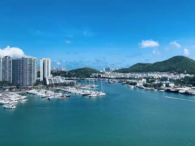 坐落于中国唯一的国际性滨海热带旅游城市——三亚,位于三亚两河交汇