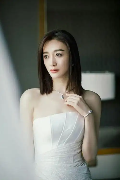 她的身材保持得非常好,即使到了一定年纪,也依然风韵犹存,甚至素颜都