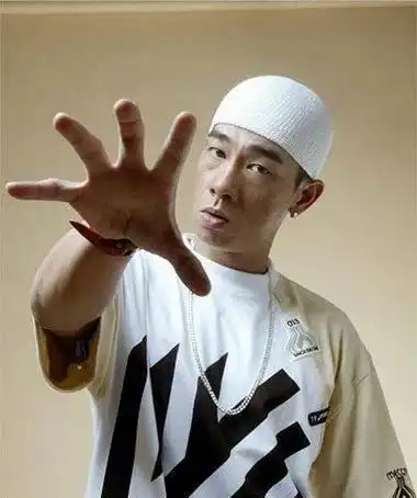 "屌丝逆袭"陈小春,伴舞多年,靠"古惑仔"走红,情史丰富