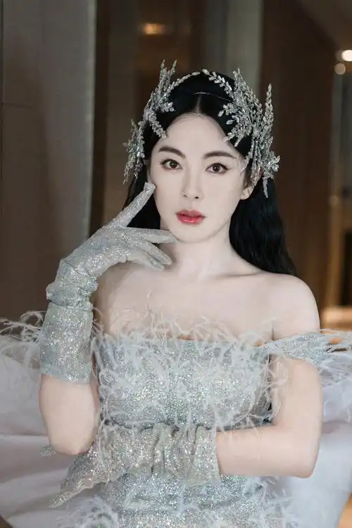 张雨绮挑战碎钻白天鹅造型 穿白色羽毛裙优雅大气