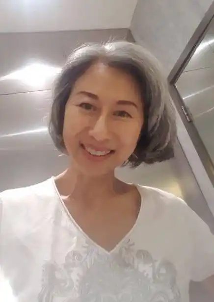 60岁叶倩文晒美照,眼角皱纹明显头发变白,变老的她依然很优雅_林子祥