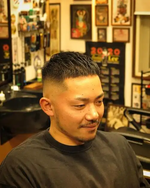 飞机头本来就是一款十分个性的发型,再加上全头染成雪白色 ,会更加的