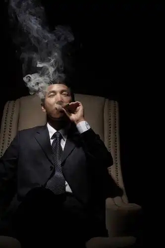 东方人,成年人,中年人,老年人,一个人,商务人士,商务男性,办公室,吸烟