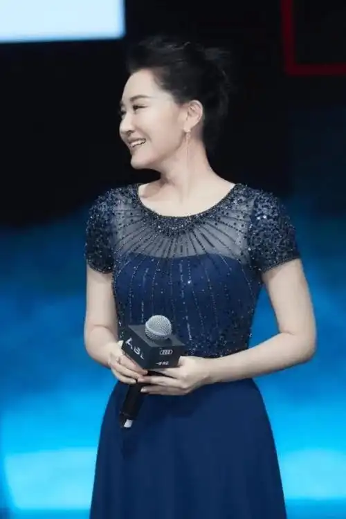 林心如与55岁许晴撞衫终于见识了气质美与媚态美的差距有多大