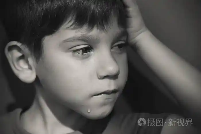 小悲伤的男孩哭了.虐待儿童概念