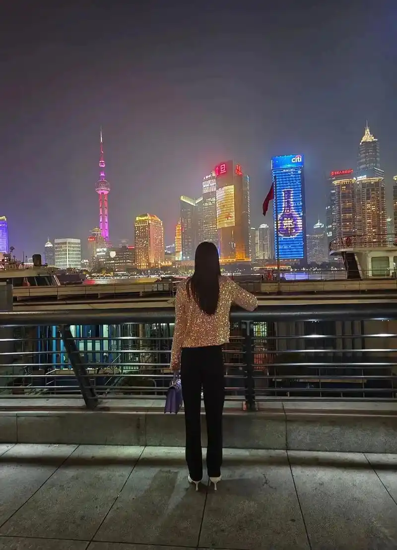 到了拍背影的年龄,不敢转身,怕惊了流年,乱了芳华,目之所及皆 - 抖音