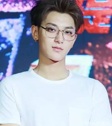 中二少年黄子韬戴上眼镜化身斯文败类帅到犯规