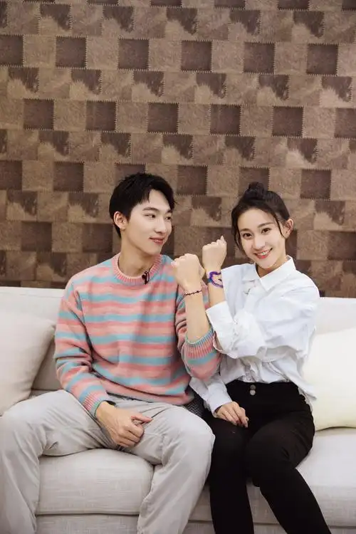 女儿3于家翊邀张豆豆到家做客约会甜蜜笑容灿烂