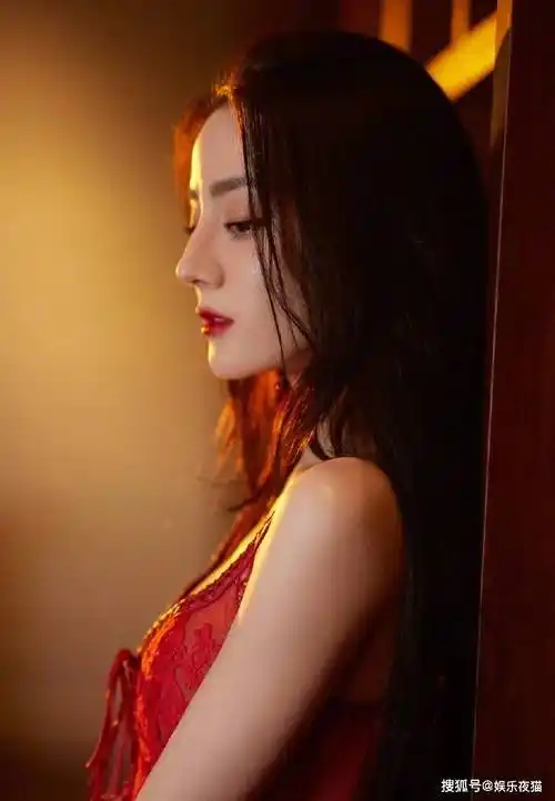 迪丽热巴一袭红色吊带镂空长裙明艳性感,妩媚多姿