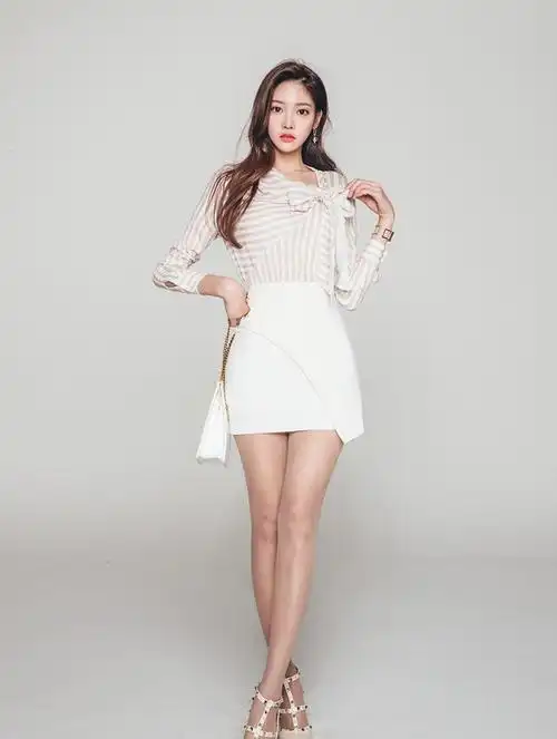 大长腿美女穿上短裙的时候展现出来的美丽往往特别惊艳