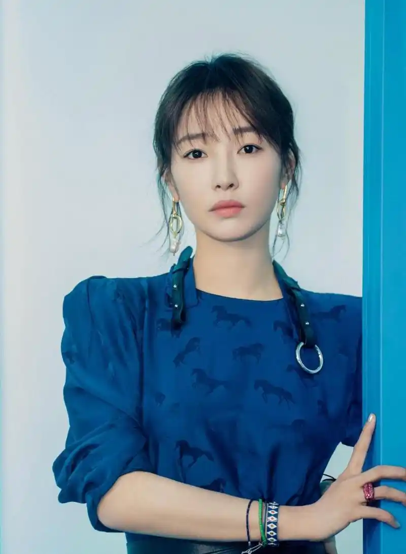 白百何是一位备受瞩目的女演员,她的人生充满了曲折变化.