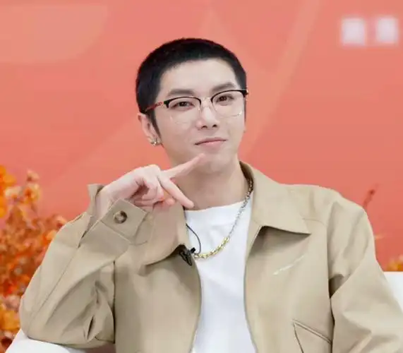 来评价一下华晨宇的寸头造型