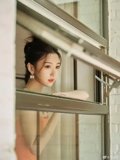 毛晓彤华表奖造型释出~橙色抹胸礼服造型 蝴蝶配饰,清新风小仙子啦