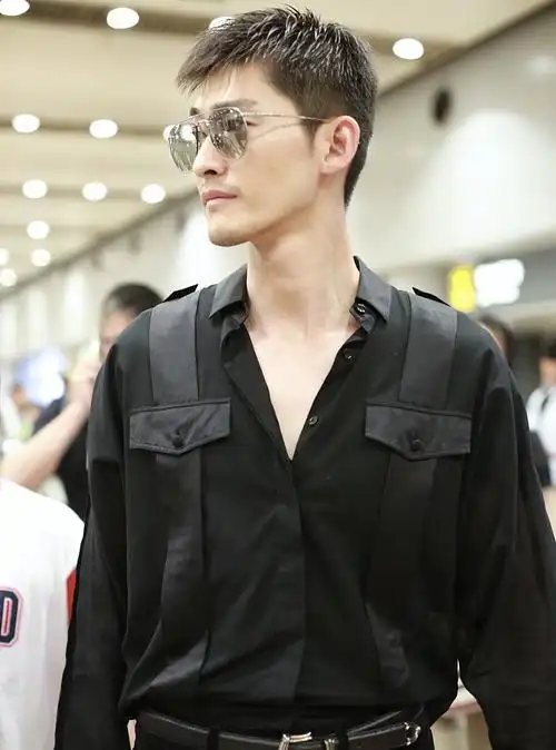 张翰穿黑色系look酷劲足,发型清爽大秀长腿|张翰|黑色系|发型_新浪新