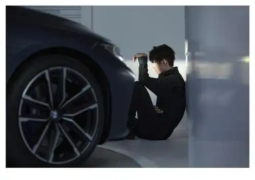 工作室分享易烊千玺广告拍摄花絮 一大波帅照祝大家周末愉快