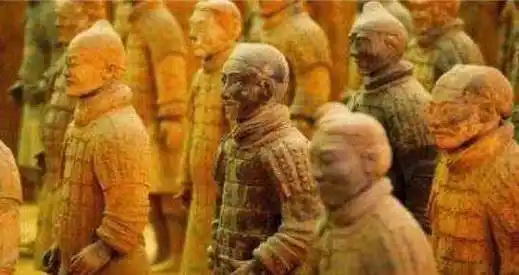 大家熟知的秦始皇兵马俑千人千面,有人就奇怪了,这到底是不是活人做的