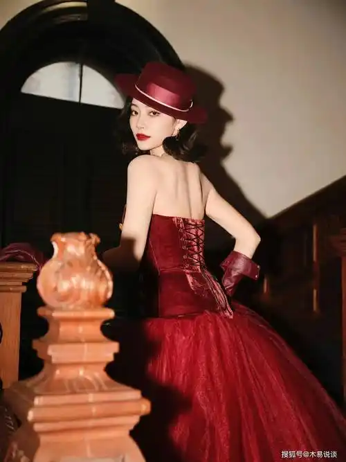 微博之夜造型雷人,赵露思的纹胸,张予曦似修女,娜扎cos 葫芦娃_银色