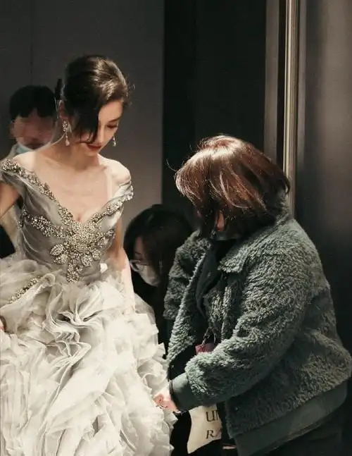 张天爱的直角肩金晨的排骨胸娱圈病态审美该停了