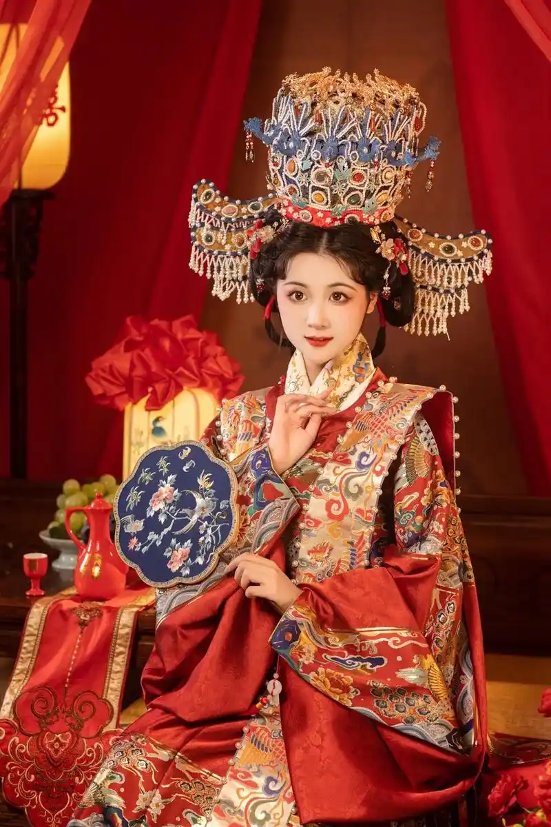 这华丽丽的装扮,小说里的明朝大小姐嫁娶