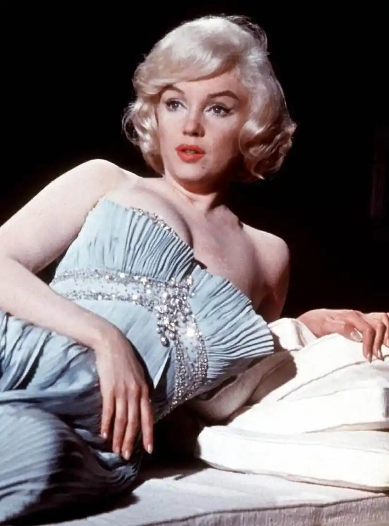 "赫本梦露"彩照合集,一个像优雅的公主,一个像性感的"魔鬼"