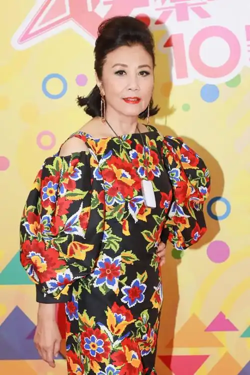 汪明荃73岁又怎样穿泡泡袖印花长裙现身又美又气质好