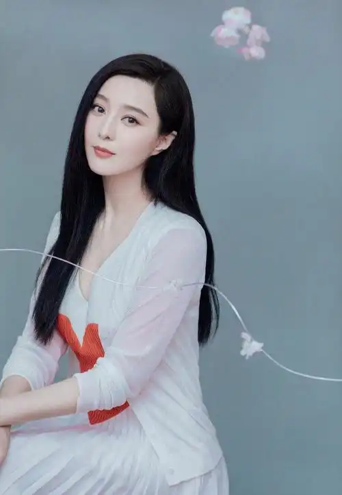 范冰冰分享美照,披肩长发温柔优雅,爱心白裙从容自信又有活力