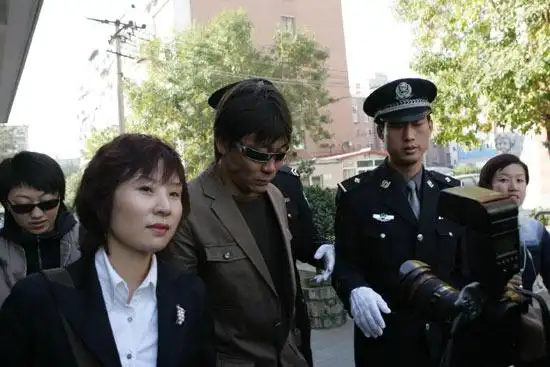 图文:高峰今做亲子鉴定 王纳文与儿子亮相(14)