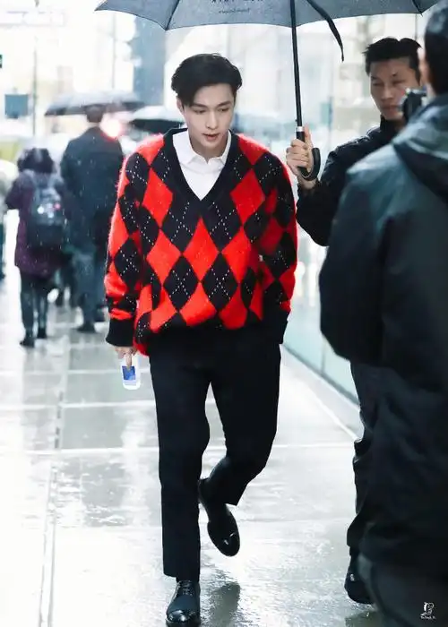 张艺兴超话#张艺兴正装身材比例#来来来～大帅哥的全身照,让你一次看