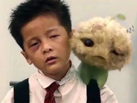 还记得《长江七号》的周小狄?如今浓妆大波浪,撞脸张雪迎