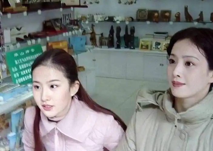 刘亦菲与28岁大母亲同框,相似度达80%,颜值惊人!_生活_刘晓莉_母女