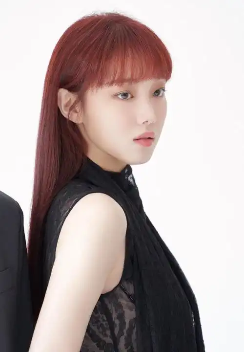 李圣经红发黑裙性感写真图片