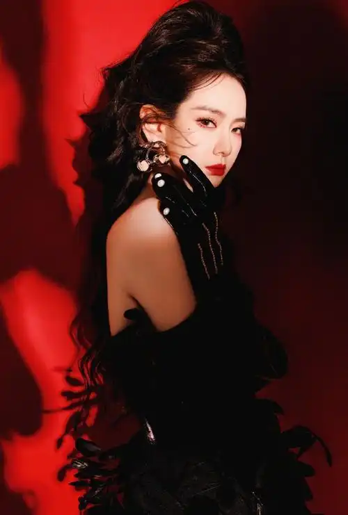 戚薇  一抹烈焰红唇,变身为明艳动人的黑天鹅