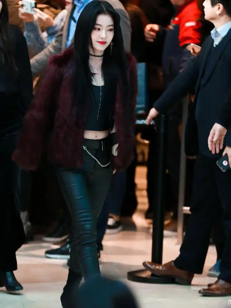 韩国女神裴珠泫,大胆穿紧身皮裤,小个子帅起来不得了!