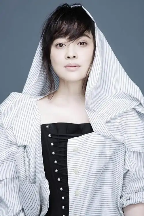 梅婷是一位备受瞩目的演员,她因其精湛的演技和独特的气质备受观众