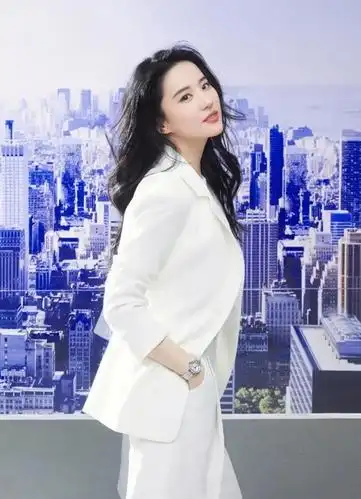 刘亦菲终于转型了,穿一身白西装亮相,从美人变霸道总裁