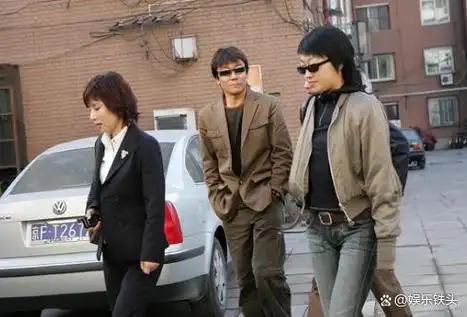 也许是他与王纳文在沈阳某家酒吧相遇的那一刻,被年轻女子活泼明艳的