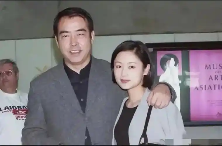 陈凯歌晒昔日恩爱照!他意气风发,陈红剪妹妹头清纯甜美太般配!