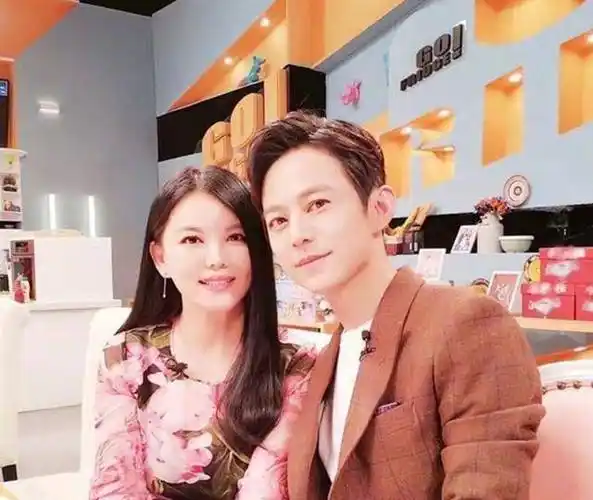 李湘晒23年前旧照,女儿眉眼与其太相似,何炅青涩帅气变化小_谢娜_发展