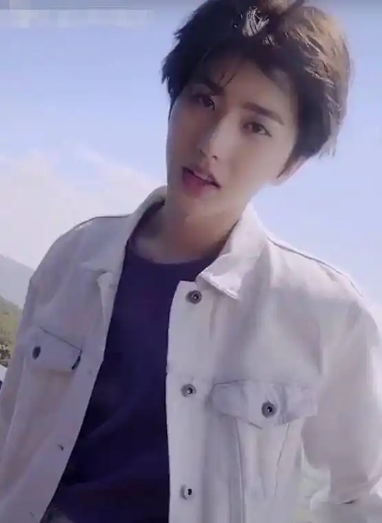 蔡徐坤"女友视角"拍照,凑近时故意关掉美颜,生图帅回两年前!