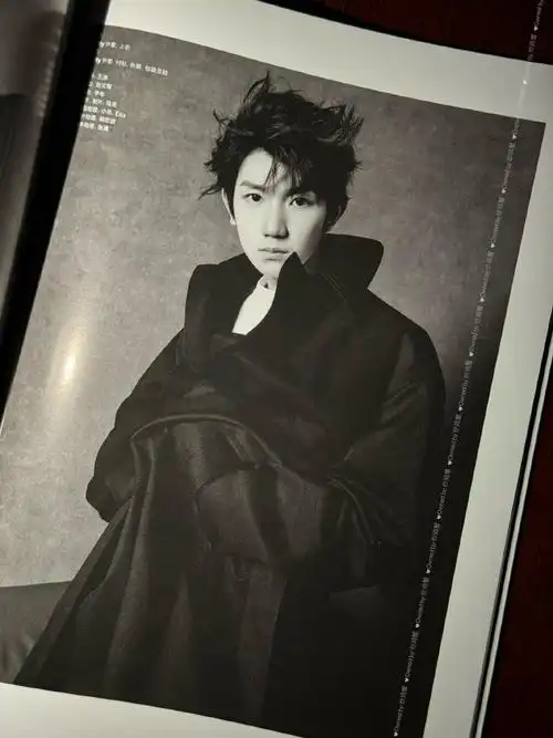 中文版四月刊的实体杂志95除了封面外,还有10页王源的内页大片,王源