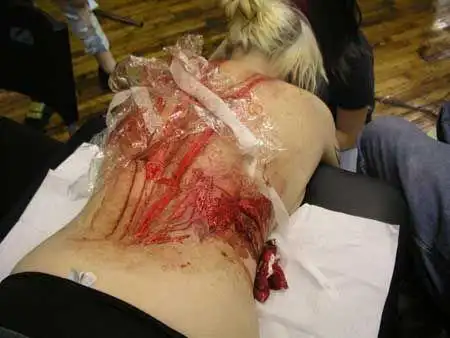 太恐怖了!现场实拍残忍的人体肉雕全过程(组图)