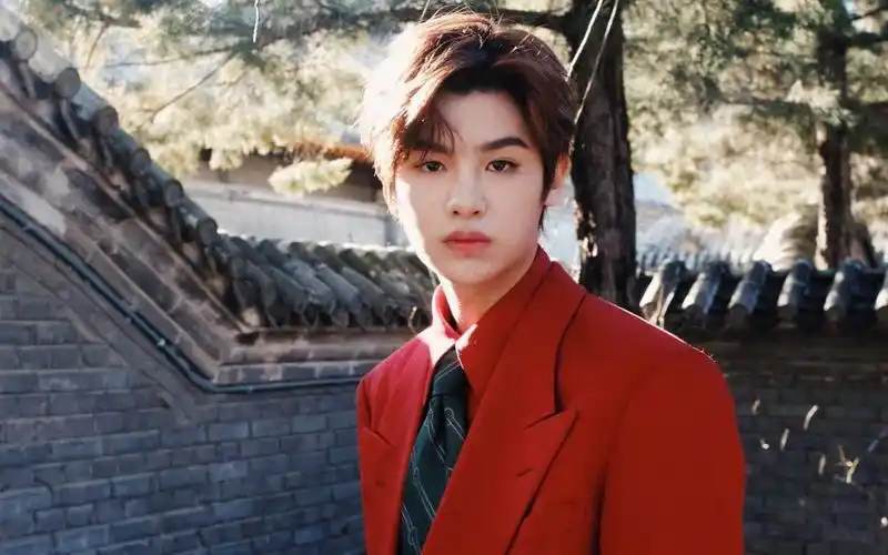 帅气西装男孩黄明昊慵懒户外写真,高清壁纸图片,大陆明星-回车桌面