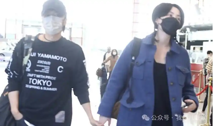 王菲谢霆锋回国被拍,机场刻意晒恩爱甜蜜幸福疑似报复张柏芝_低调