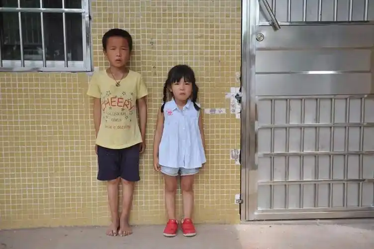 他们光着脚上学