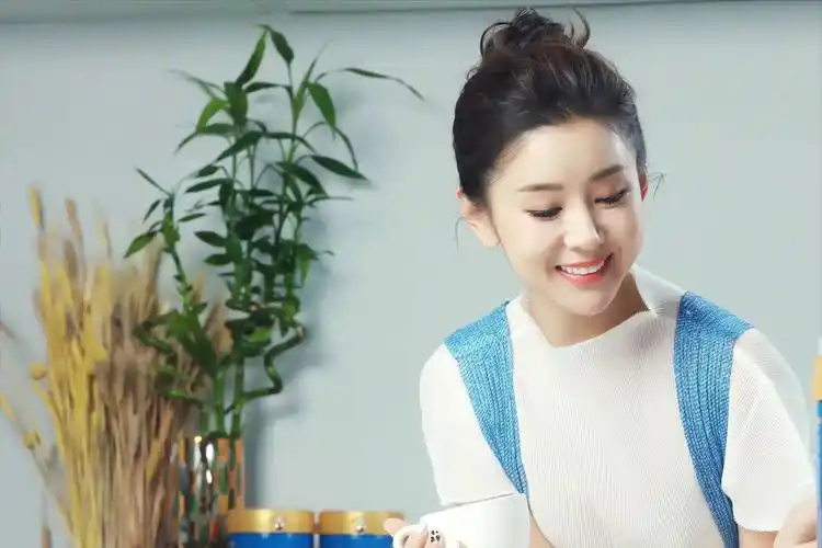 李小萌虽然年近40但看起来依旧是少女模样出道20年不接吻戏