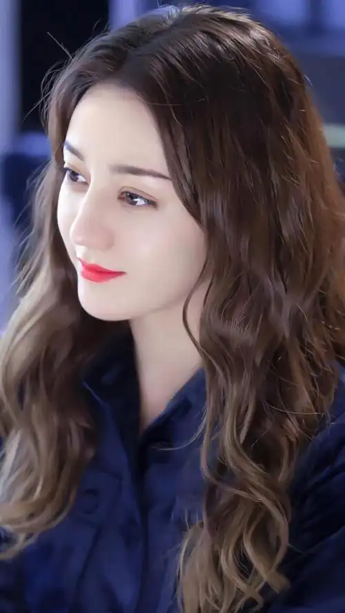 幸福触手可及女主角迪丽热巴写真,时而温柔可爱时而冷艳干练