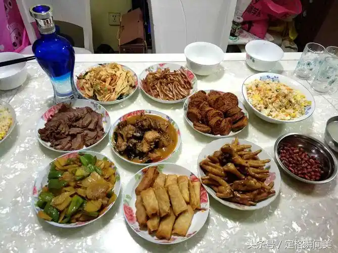 乡下兄弟来串门 我准备了8菜一瓶白酒 一桌菜没有一瓶酒的价格高